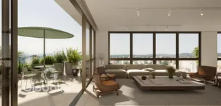 Sala de estar com vista para o pátio externo e paisagem.