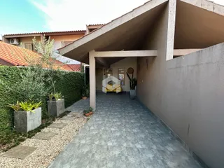 Vista externa de uma propriedade com parede e jardim em Lajeado.