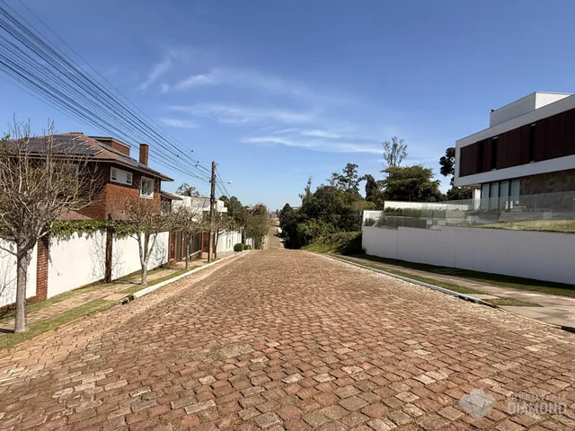 Vista da rua pavimentada com casas residenciais em Lajeado, Brasil.