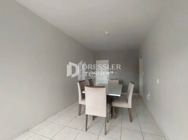 Um corredor com piso de cerâmica claro é visível na propriedade.