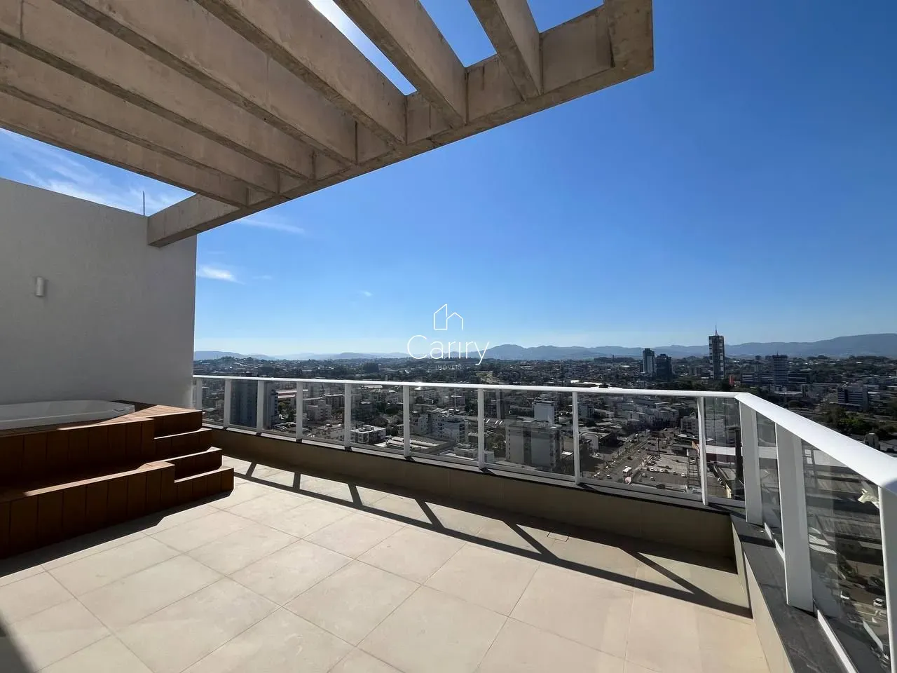 Varanda com vista panorâmica da cidade.