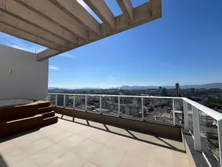 Varanda com vista panorâmica da cidade.