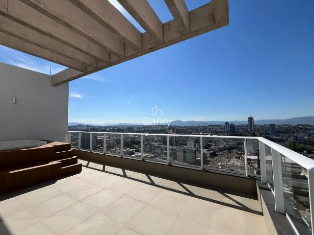 Varanda com vista panorâmica da cidade.