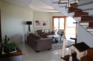 Sala de estar com escadaria moderna.