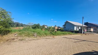 Vista externa de uma propriedade com terreno seco e vegetação rasteira.