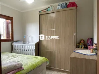Quarto com cama e armário de madeira em um imóvel.