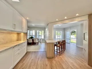 Vista de uma sala de estar e cozinha em um imóvel no Brasil.