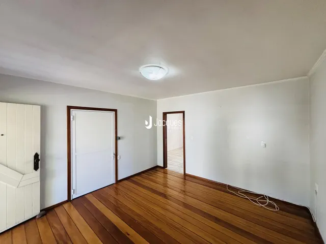 Vista interna de um ambiente com piso de madeira.