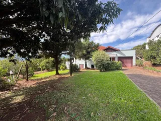 Vista externa de uma propriedade com jardim e árvores em Lajeado, Brasil.
