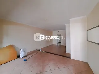 Foto de uma sala ampla com piso de cerâmica.