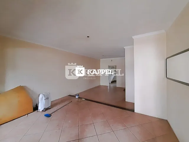 Foto de uma sala ampla com piso de cerâmica.