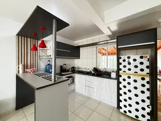 Vista da cozinha moderna com ilha em apartamento.