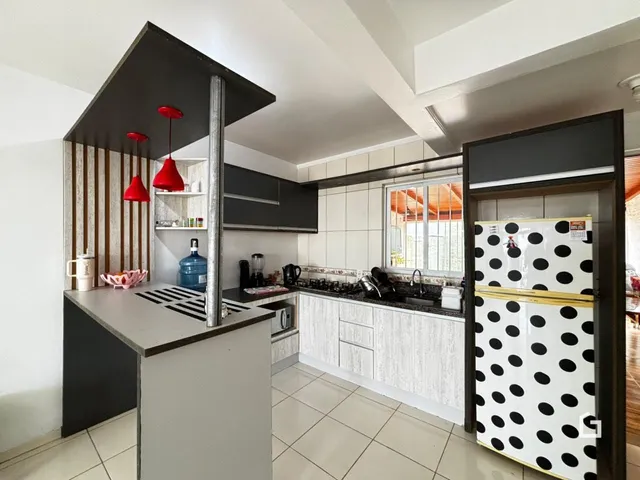 Vista da cozinha moderna com ilha em apartamento.