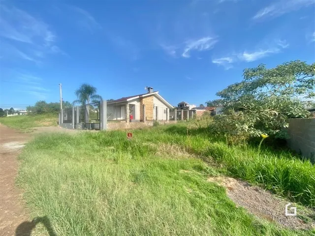 Vista externa de uma casa em Lajeado com gramado.