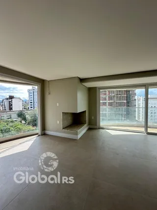 Vista interna de um ambiente com grandes janelas que se abre para o exterior.