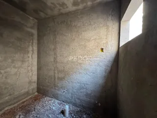 Parede interna de concreto aparente em uma residência.