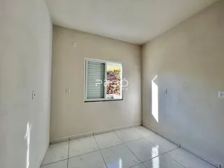 Ambiente interno com paredes claras e piso de porcelanato na residência.