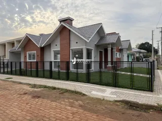 Fachada de uma casa residencial em Lajeado, Brasil, com cerca e jardim.