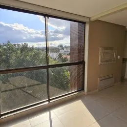 Vista panorâmica da paisagem externa através de uma grande janela de vidro.