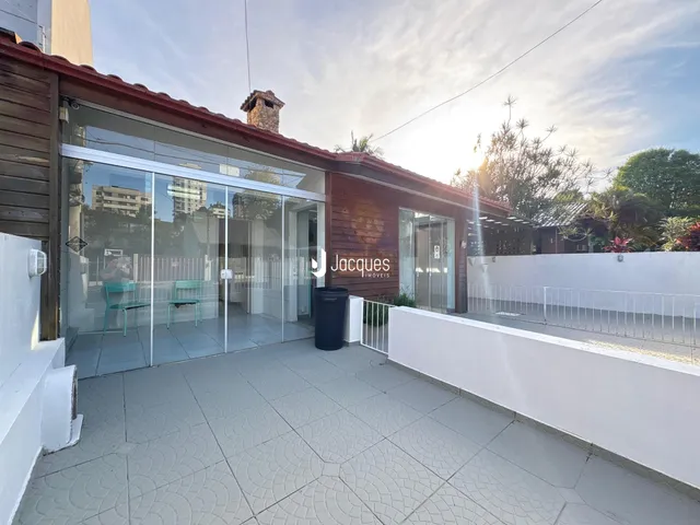 Fachada de uma residência com portas de vidro e área externa em Lajeado.