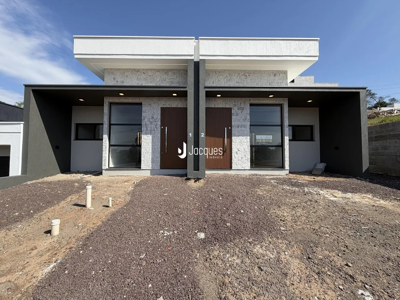 A fachada moderna de uma casa em Lajeado, Brasil.