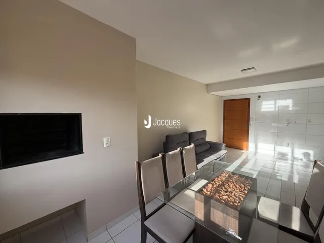 Sala de estar com sofá e mesa de vidro em um imóvel.