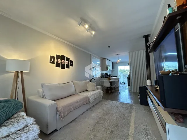 Sala de estar com sofá e decoração moderna em apartamento.