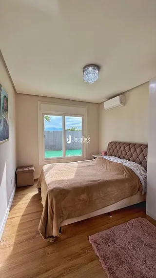 Quarto com cama e janela em um imóvel no Brasil.