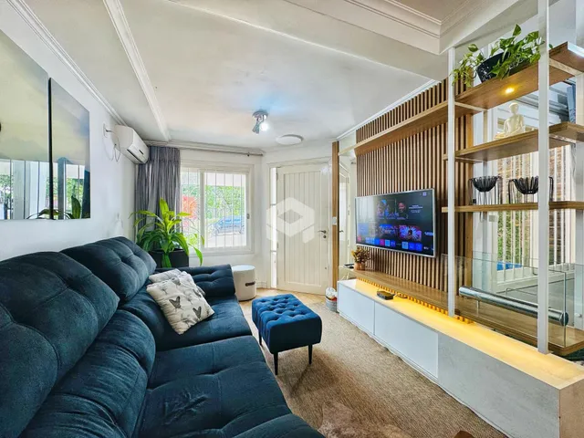 Sala de estar com sofá e decoração moderna em um apartamento.