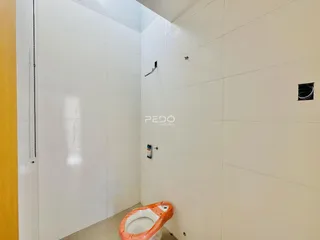 Foto de um banheiro com paredes brancas e piso de cerâmica.