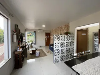 Imagem de uma sala de estar com piso de cerâmica e decoração moderna.