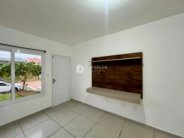 Sala de estar com piso de cerâmica e janela.