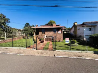 Fachada de uma residência em Lajeado, Brasil, com cerca e jardim.