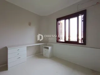 Ambiente interno com paredes brancas e piso claro.