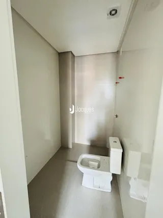 Foto de um corredor com um banheiro interno.