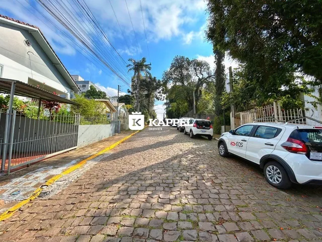 Exterior da residência em Lajeado, Brasil, mostrando a entrada pavimentada e a rua.