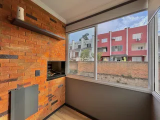 Parede de tijolos aparentes com lareira moderna em um ambiente residencial.