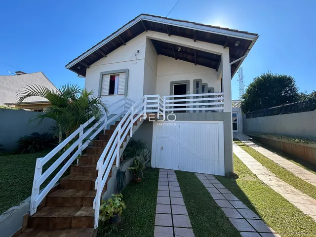 Fachada de uma casa em Lajeado, Brasil, com escadaria e garagem.