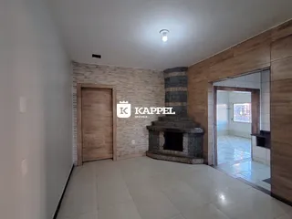Uma sala de estar com piso de cerâmica e lareira.