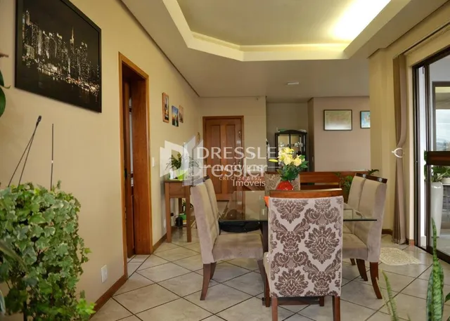 Interior de uma sala com portas de madeira e decoração de parede.