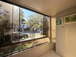 Vista da rua e árvores através de uma grande janela em uma propriedade em Lajeado.
