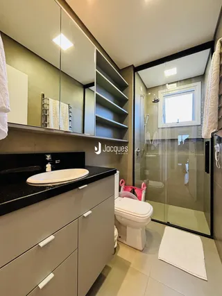 Foto de um banheiro moderno com revestimento de cerâmica e box de vidro.