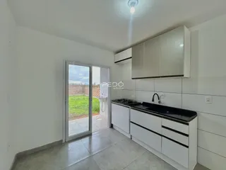 Cozinha moderna com acesso a uma área externa gramada.