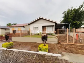 Fachada de uma casa em Lajeado, Brasil, com cerca e jardim.