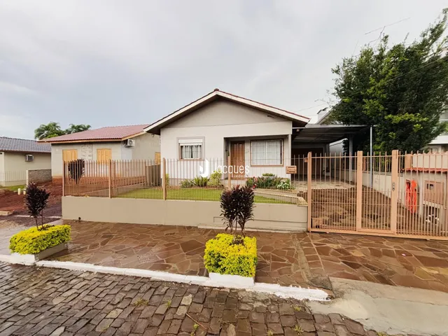 Fachada de uma casa em Lajeado, Brasil, com cerca e jardim.