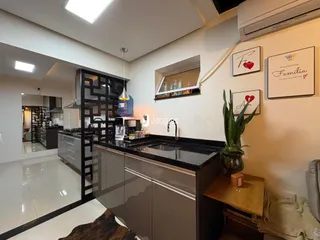 Foto de uma cozinha moderna com armários escuros e piso claro.