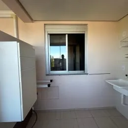 Foto de um banheiro interno com janela.