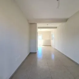 Foto de um corredor longo e claro em uma propriedade.