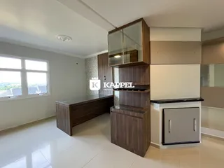 Cozinha com armários de madeira e piso claro em ambiente residencial.