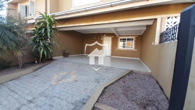 Fachada de uma residência em Lajeado, Brasil, com área pavimentada na frente.